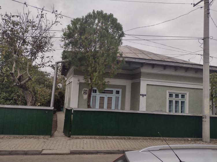 Casă individuală cu 4 camere cu Teren 1540 Mp în Central