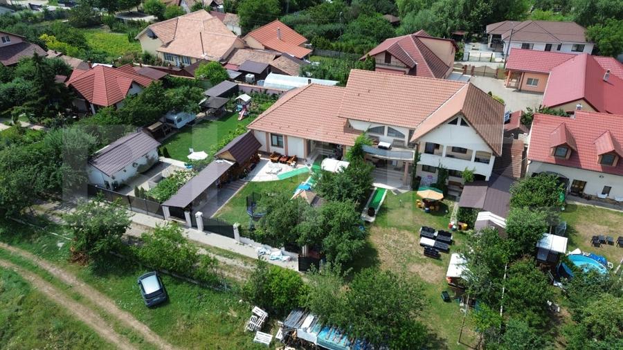 Casă individuală cu 8 camere cu Canalizare în Micești