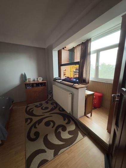 Apartament cu 2 camere semidecomandat în Podu Roș