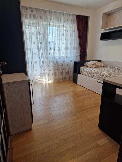 Apartament cu 4 camere decomandat în Decebal
