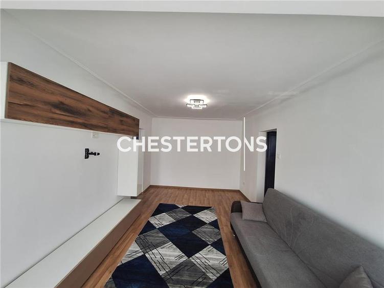 Apartament cu 3 camere semidecomandat în Independenței