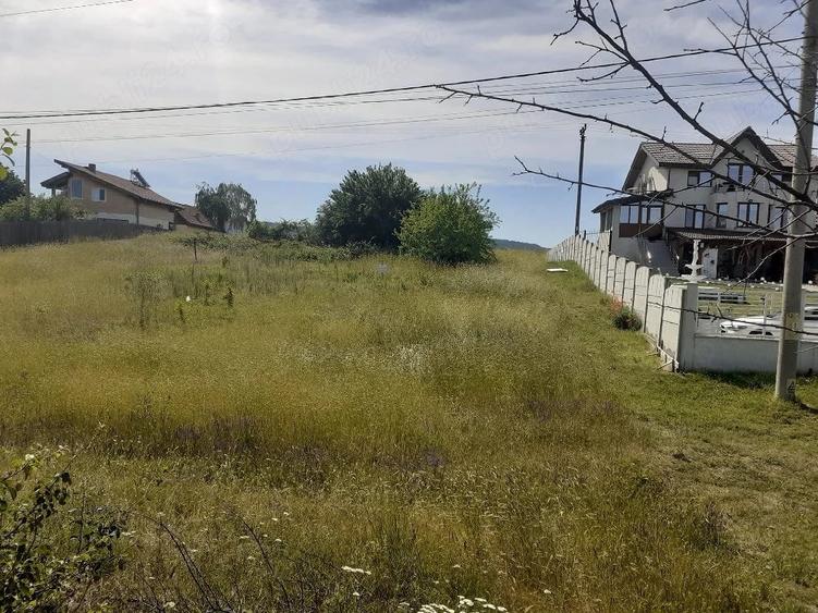 Teren de 1000 mp, în Hinova