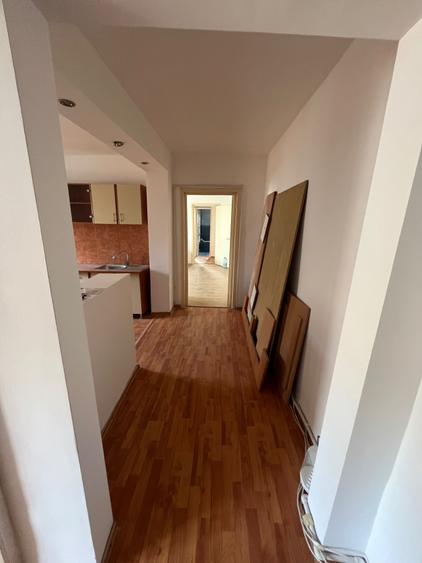 Apartament cu 3 camere semidecomandat în Central