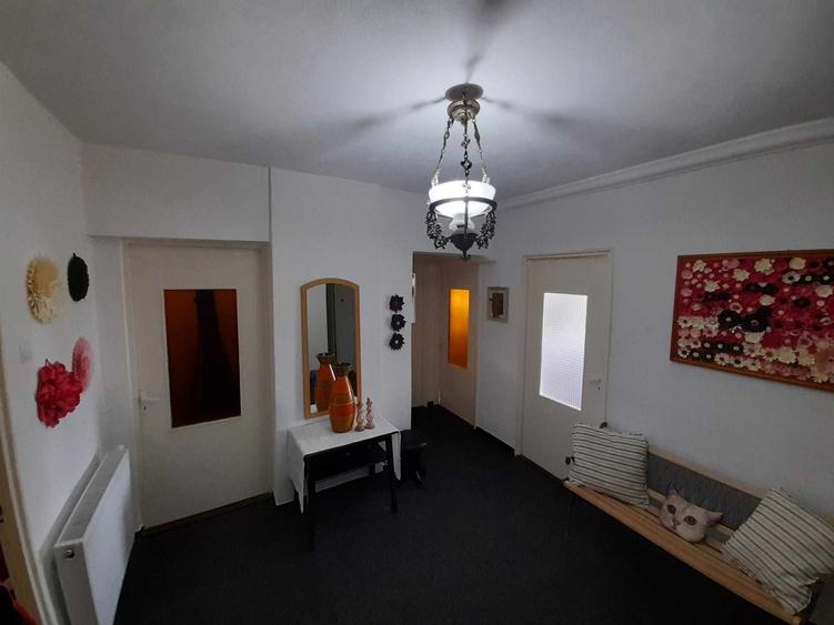 Apartament cu 4 camere decomandat în Criș