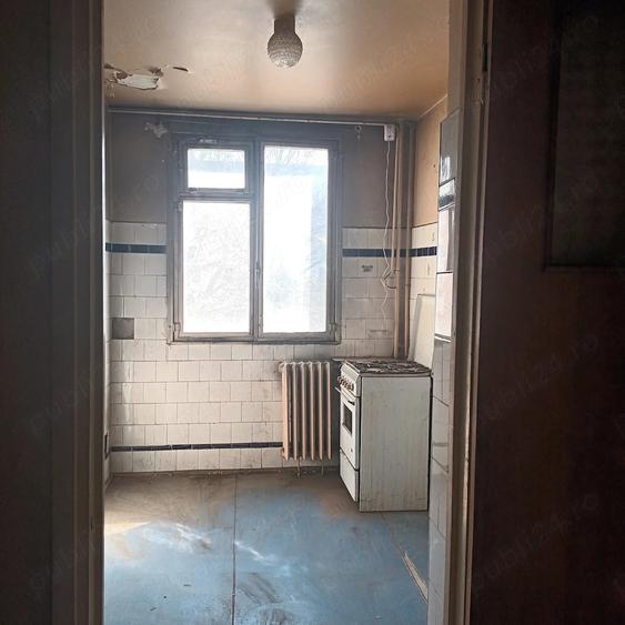 Apartament cu 3 camere semidecomandat în Rahova