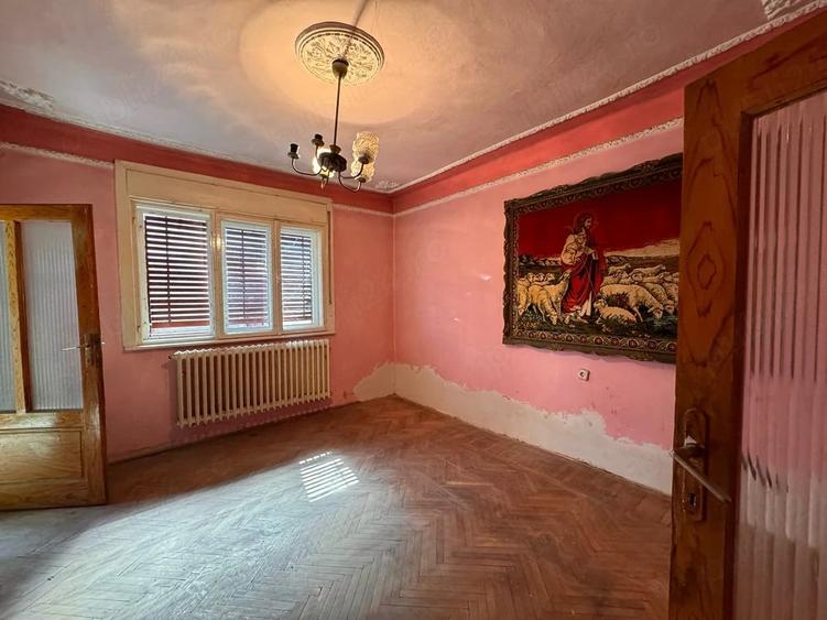 Casă cu 3 camere cu Teren 230 Mp în Central