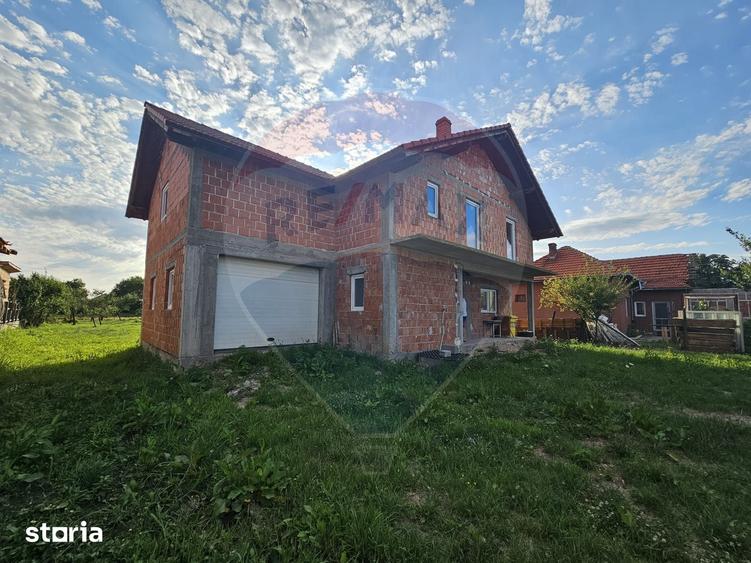 Casă cu 7 camere cu Teren 1439 Mp în Darova