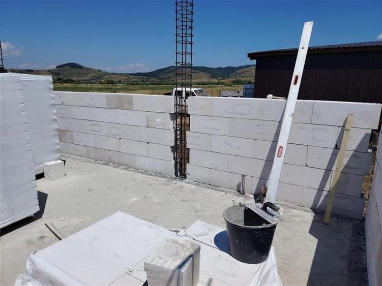 Casă individuală cu 4 camere cu Canalizare în Lăzarea
