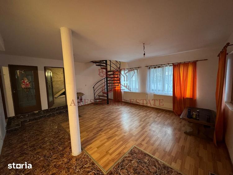 Casă cu 7 camere cu Teren 1765 Mp în Orțișoara