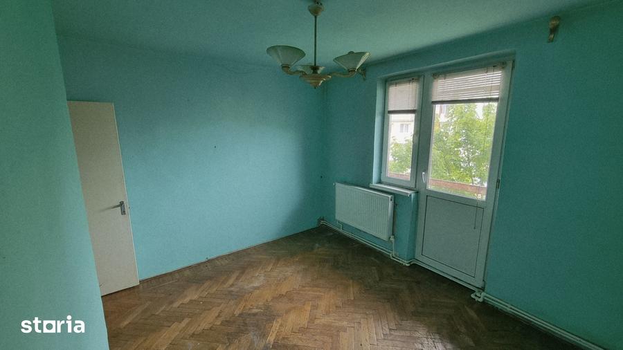 Apartament cu 3 camere decomandat în Petros
