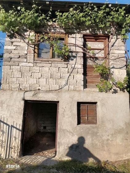 Casă cu 2 camere cu Teren 1000 Mp în Voinești