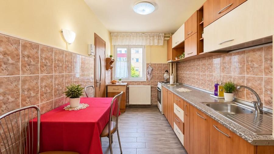 Apartament cu 3 camere semidecomandat în Dâmbovița