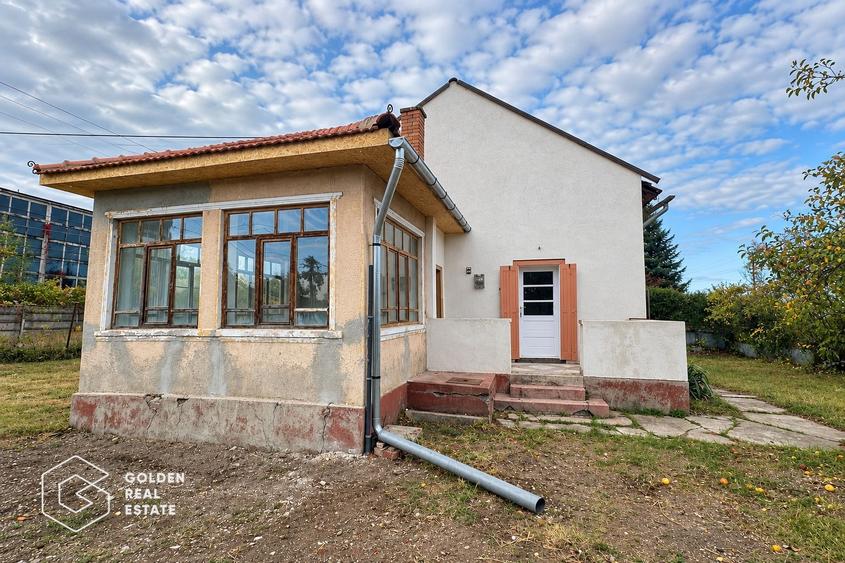 Casă individuală cu 4 camere cu Teren 1555 Mp în Central