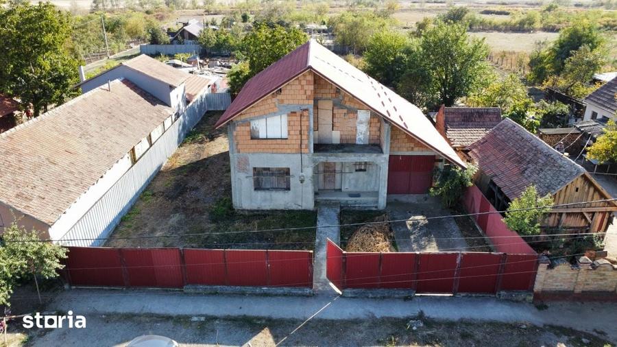 Casă cu 5 camere cu Teren 1324 Mp în Sacoșu Turcesc