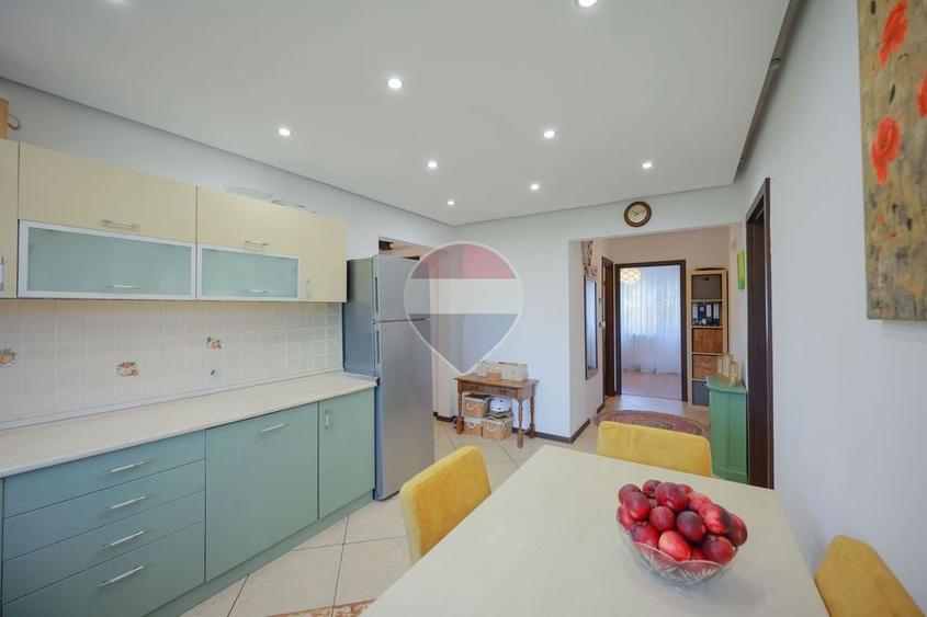 Apartament cu 4 camere decomandat în Rogerius