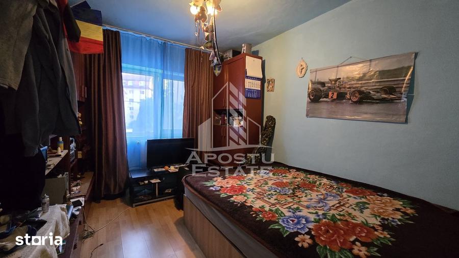 Apartament cu 4 camere semidecomandat, mobilat în Aradului