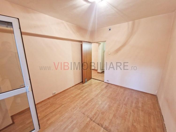 Apartament cu 4 camere semidecomandat, mobilat în Văcăresti