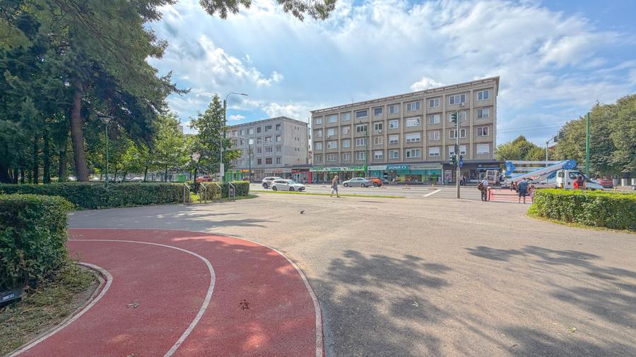 Apartament 3 camere | Ideal pentru 3 studenți | Parc Tractorul–Coresi | Parcare - 1