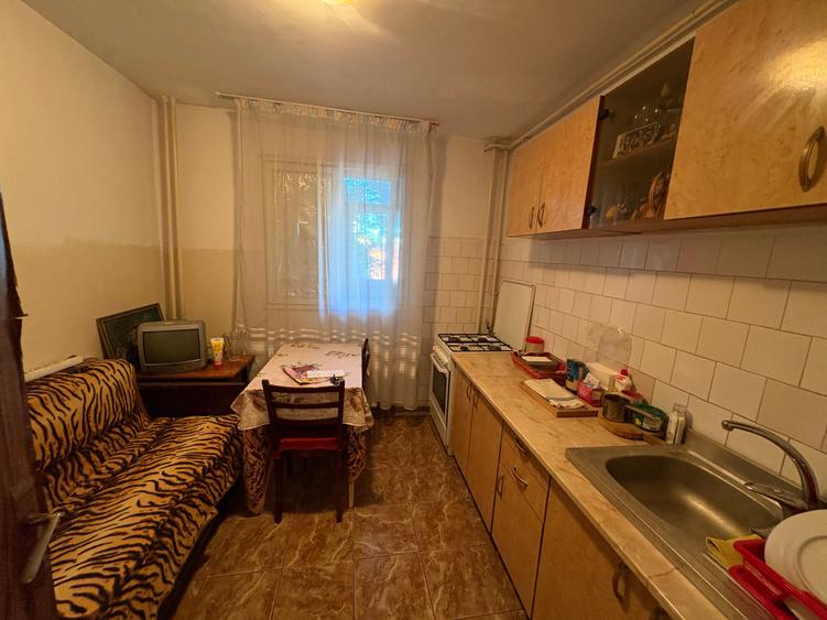 Apartament cu 3 camere decomandat în Lujerului