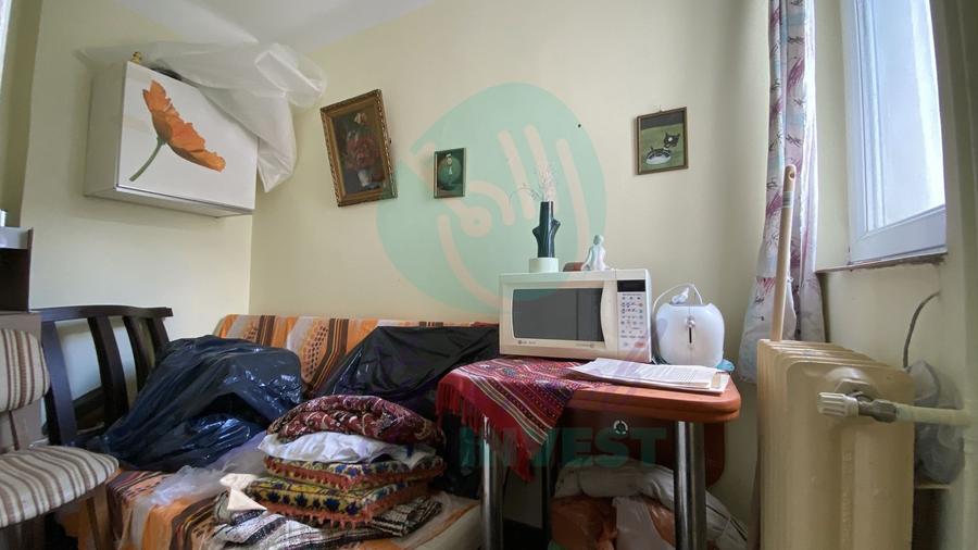 Apartament cu 3 camere semidecomandat în Moșilor