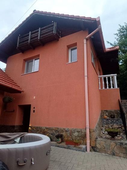 Casă cu 4 camere în Văleni