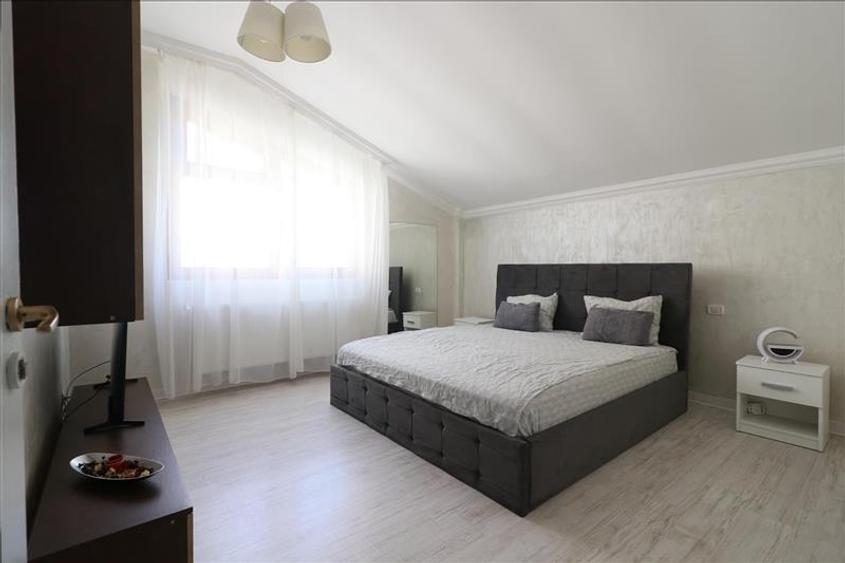 Apartament cu 3 camere decomandat, mobilat în Nicolina