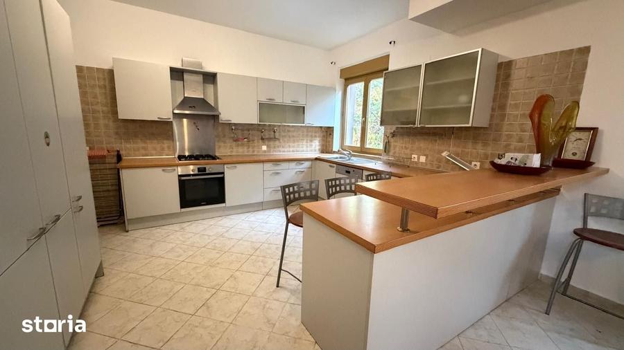 Casă cu 5 camere cu Teren 500 Mp în Central