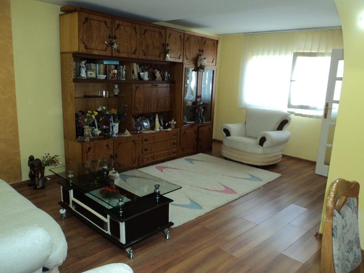 Casă cu 5 camere cu Garaj în Bujoreni