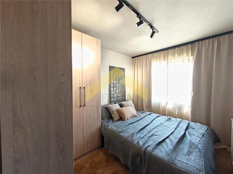 Apartament cu 3 camere semidecomandat, mobilat în Romanilor