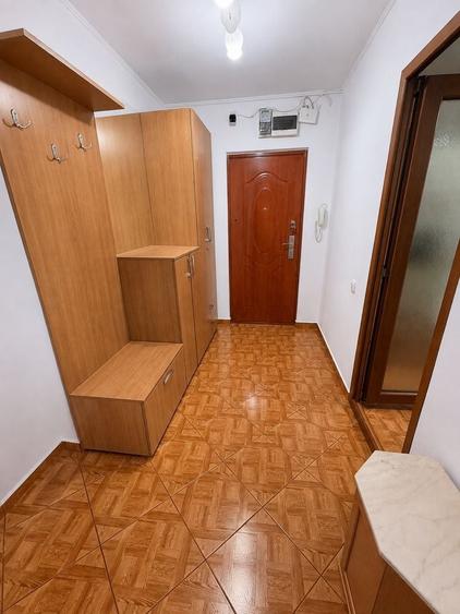 Apartament cu 3 camere decomandat în Runcu