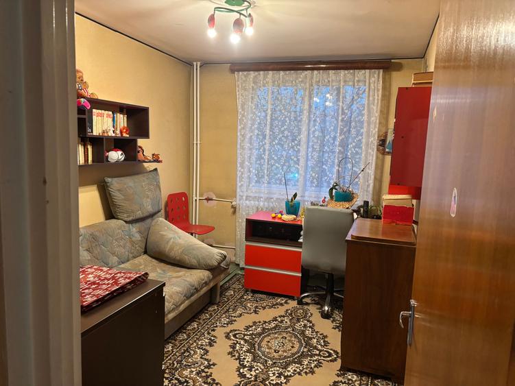 Apartament cu 3 camere semidecomandat, mobilat în Drumul Taberei — fotografia 2