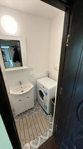 Apartament cu 3 camere semidecomandat în 1 Decembrie