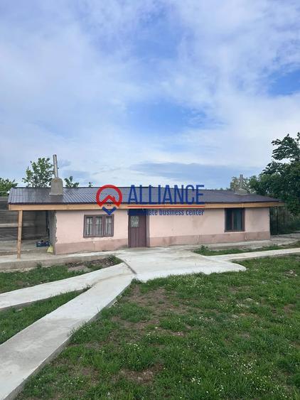 Casă cu 4 camere semidecomandat cu Teren 2200 Mp în Cerchezu