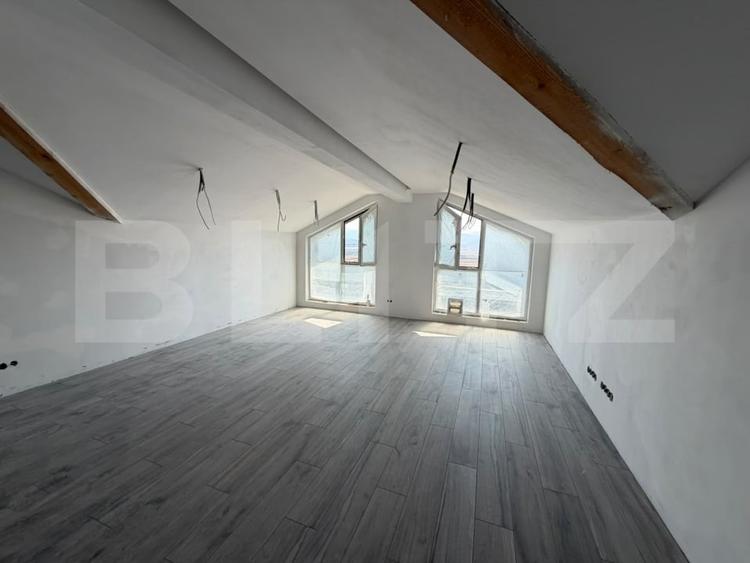 Apartament cu 4 camere decomandat în Cristian