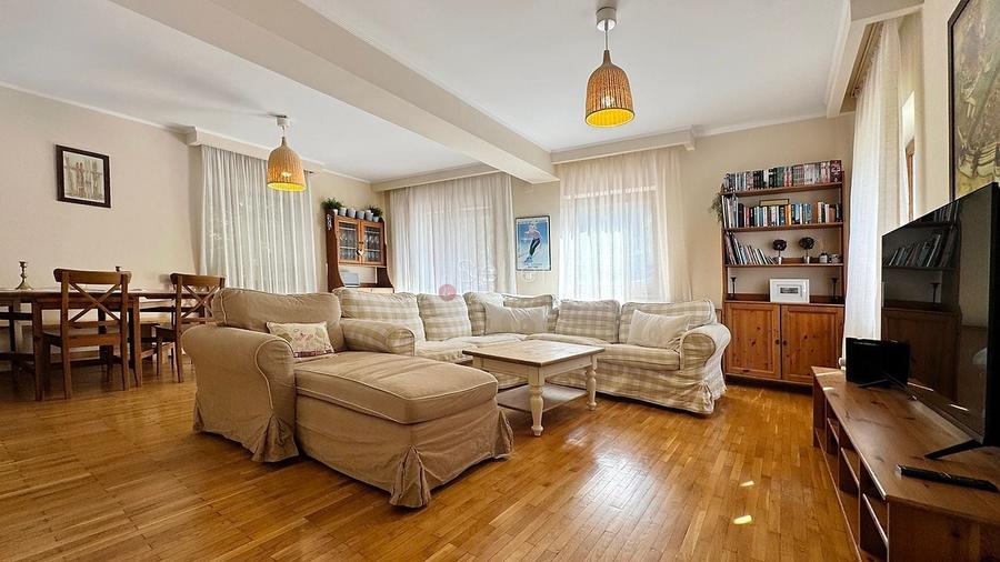 Apartament cu 4 camere decomandat, mobilat în Central