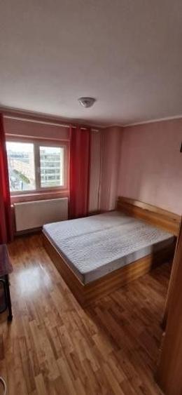 Apartament cu 3 camere semidecomandat în Trafic Greu
