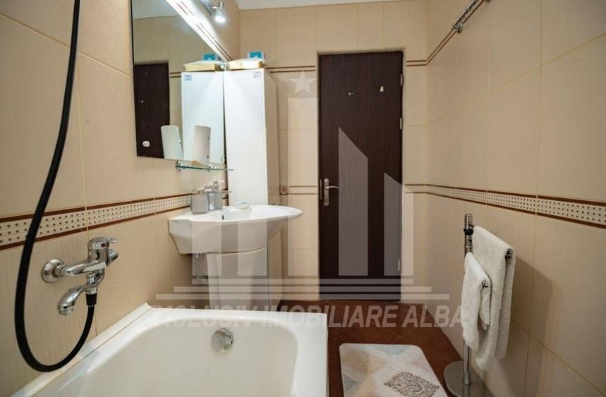 Apartament cu 3 camere semidecomandat, mobilat în Central