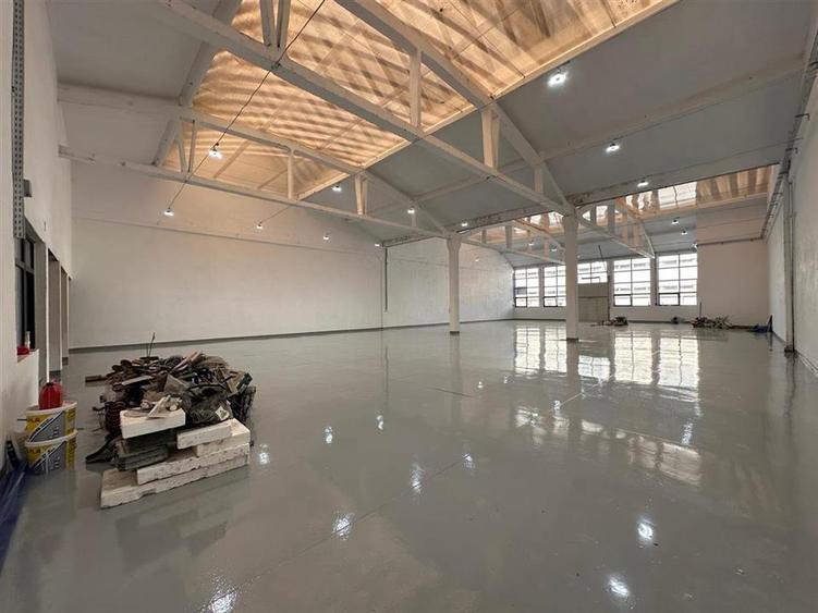 Spațiu comercial, de 2,000 mp, în Baza 3