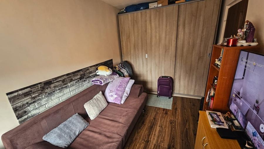 Apartament cu 3 camere semidecomandat, mobilat în Valea Rosie