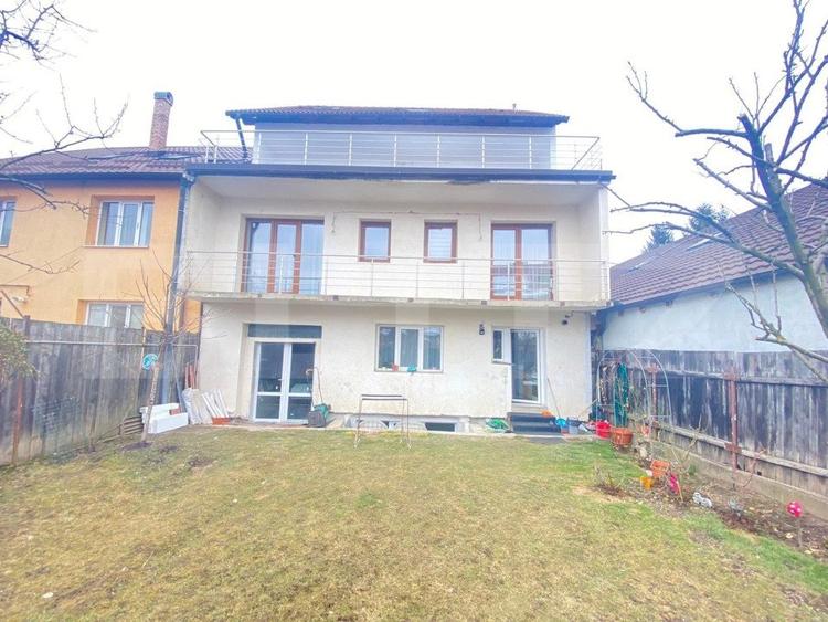 Casă individuală cu 12 camere cu Garaj în Florilor