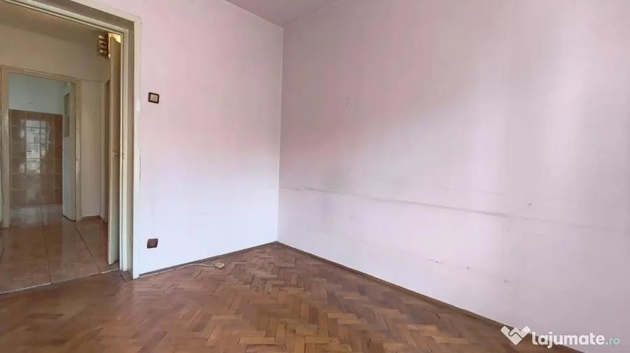 Apartament cu 4 camere semidecomandat în Piața Centrală