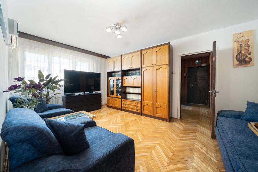 Apartament cu 3 camere semidecomandat, mobilat în Baba Novac