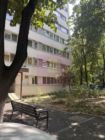Apartament cu 3 camere semidecomandat în Uverturii