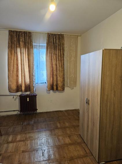 Apartament cu 3 camere semidecomandat, mobilat în Spitalul Județean