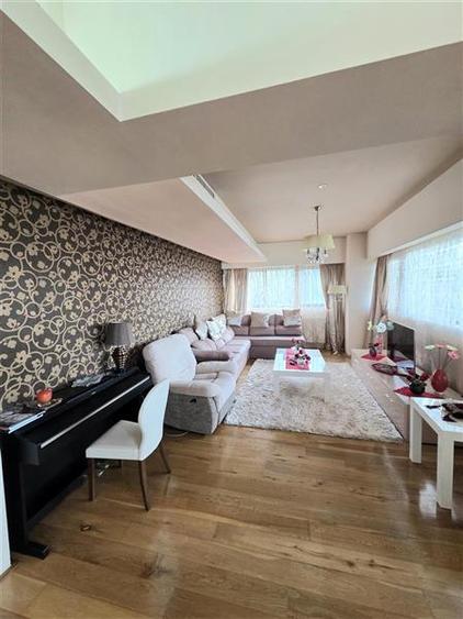 Apartament cu 3 camere semidecomandat, mobilat în Faleza Nord