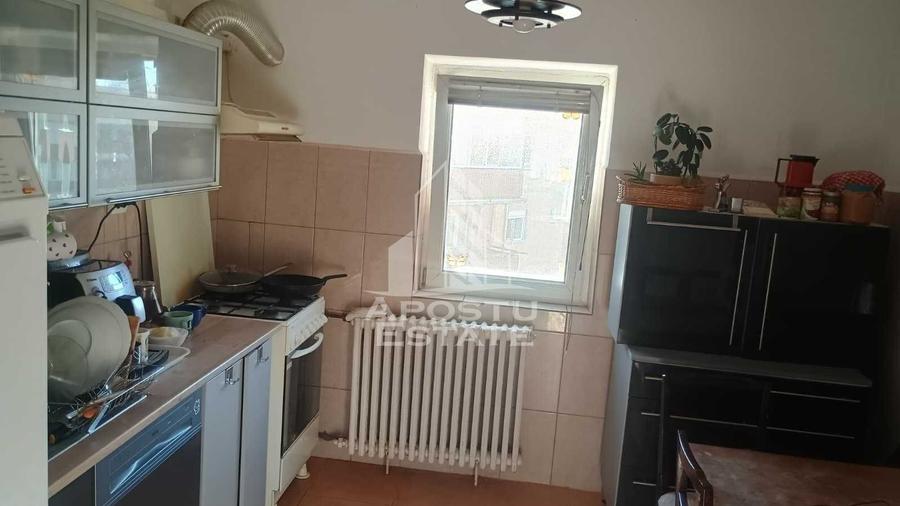 Apartament cu 3 camere decomandat, mobilat în Girocului