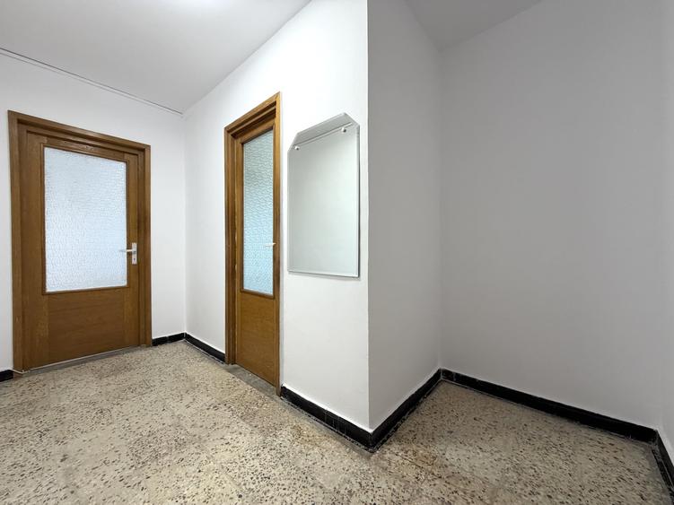 Apartament cu 3 camere semidecomandat în Punctele Cardinale