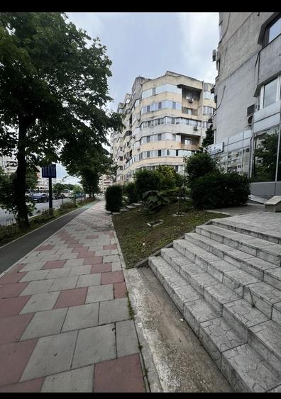 Apartament cu 2 camere decomandat în Trocadero