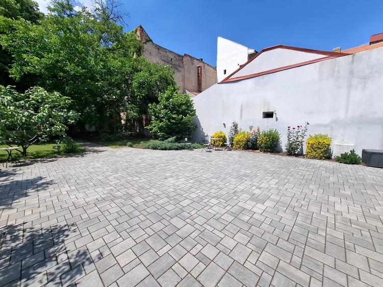 Apartament cu 3 camere semidecomandat în Central