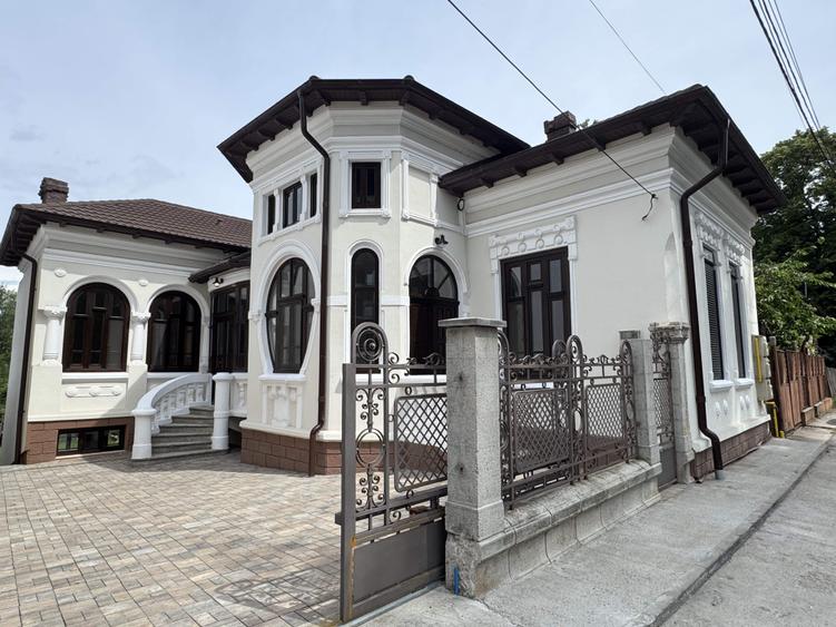 Casă individuală cu 5 camere cu Canalizare în Central